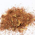 Mélange de rooibos avec morceaux de mangue ananas feuilles de mûres et pétales de calendule