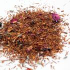 Mélange de rooibos avec fleurs de lavande pétales de rose sureau bleuets et églantier