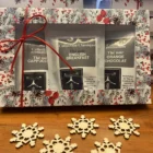 Trio Aurore Gourmande – coffret de thés noirs cappuccino, english breakfast et orange chocolat, ambiance chaleureuse avec tasse fumante et lueurs dorées du matin