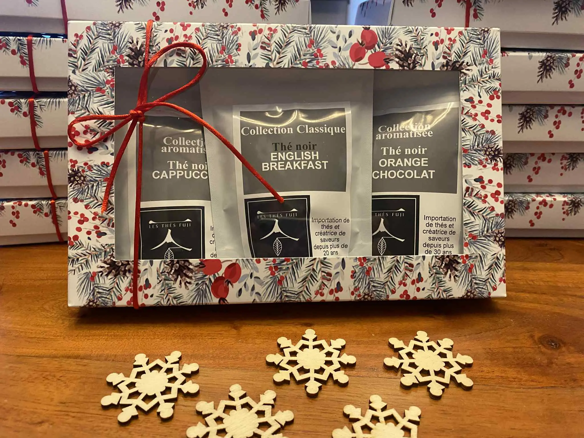 Trio Aurore Gourmande – coffret de thés noirs cappuccino, english breakfast et orange chocolat, ambiance chaleureuse avec tasse fumante et lueurs dorées du matin