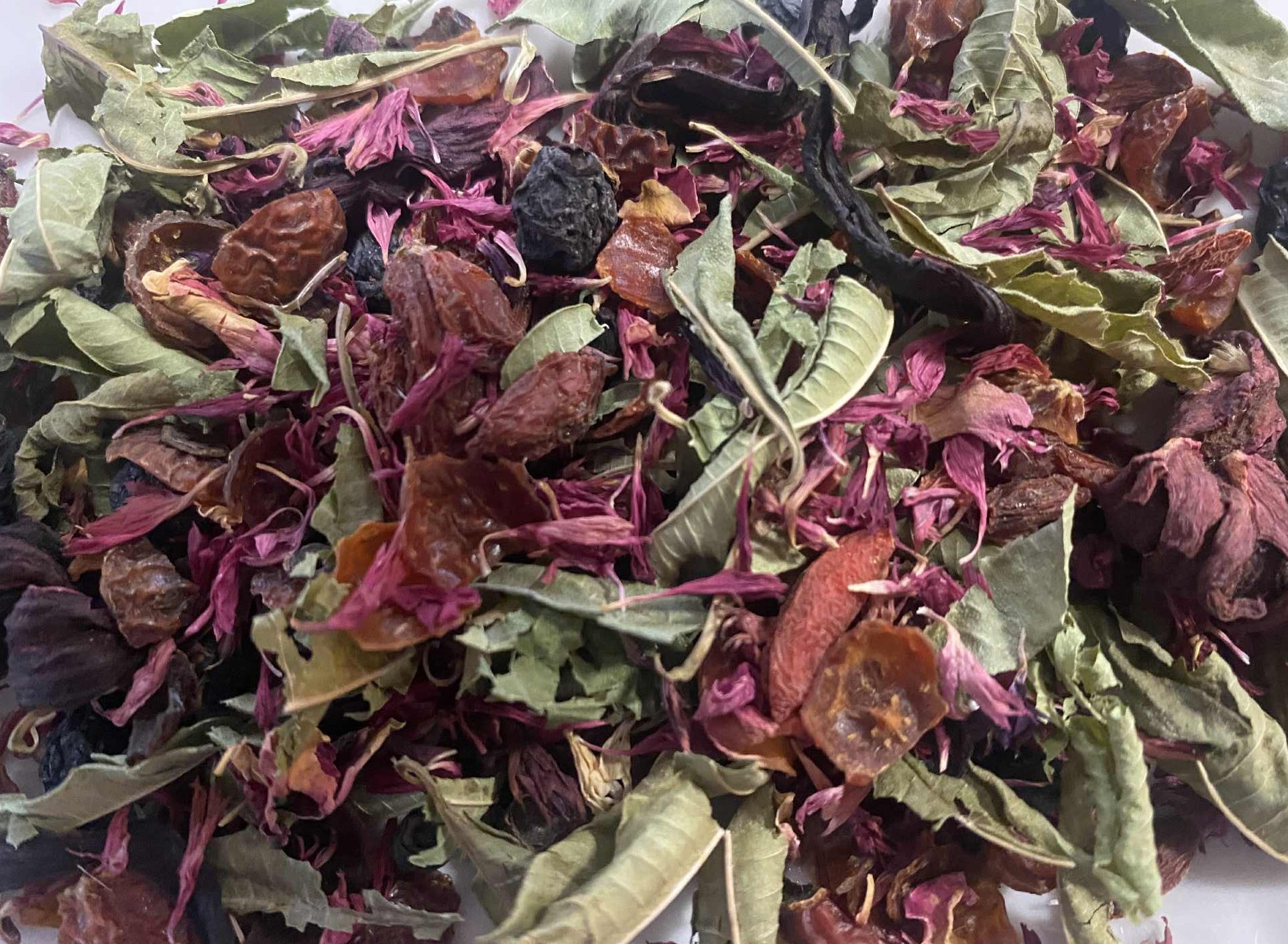 Tisane Rosée d’Églantier dans une tasse claire, infusion de couleur rouge-rubis avec pétales de rose et bleuet, ambiance douce et botanique. Tisane Rosée d’Églantier dans une tasse claire, infusion de couleur rouge-rubis avec pétales de rose et bleuet, ambiance douce et botanique.