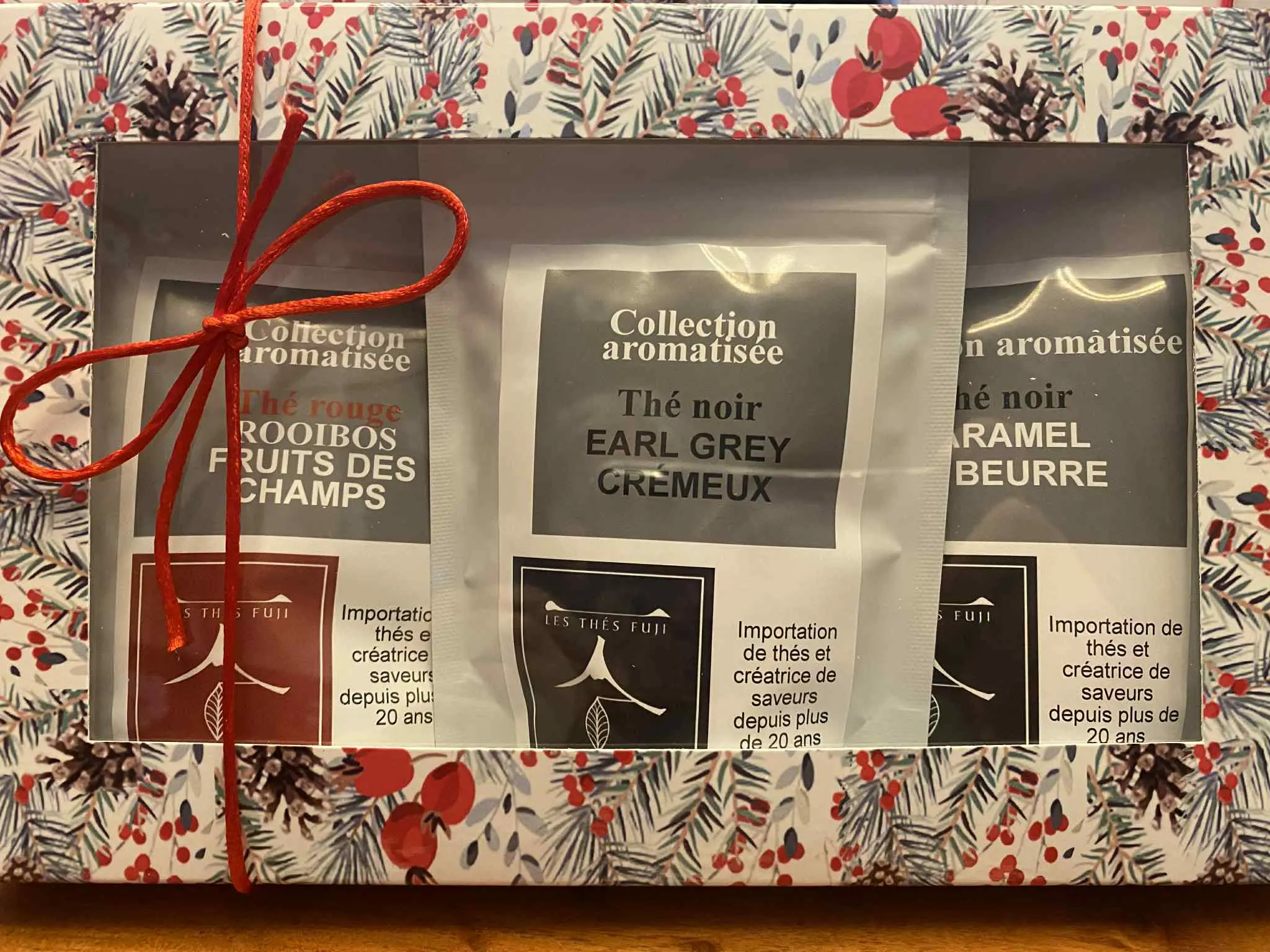 Trio Harmonie d’Hiver – coffret de thés et rooibos, fruits des champs, earl grey crémeux et caramel au beurre, ambiance cocooning et lumière hivernale dorée