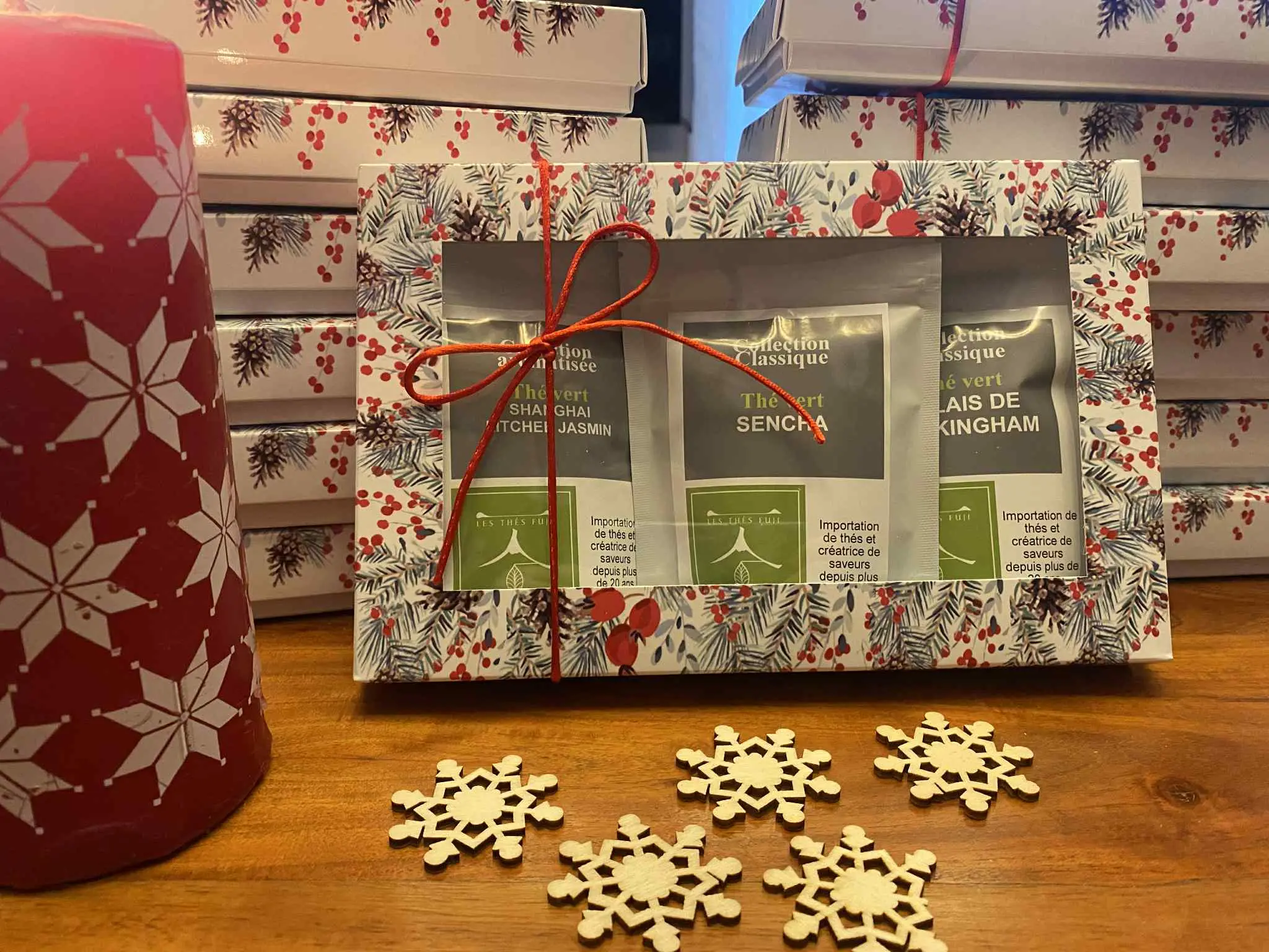 Trio Jardin de Lumière – coffret de thés verts Shanghai litchi jasmin, sencha et palais de Buckingham, ambiance lumineuse et florale, tasse de thé élégante sur fond végétal doux