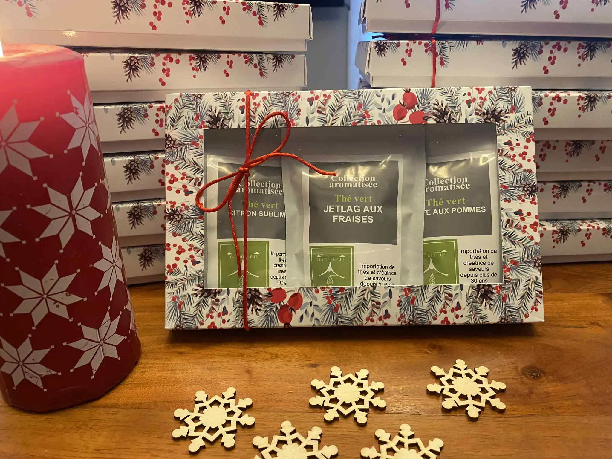 Trio Lumière du Matin – coffret de thés verts fruités citron, fraise et pomme, décor hivernal lumineux avec tasse de thé et fruits frais