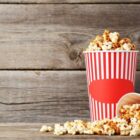 Tasse de thé noir caramel au beurre pour une soirée cinéma cocooning