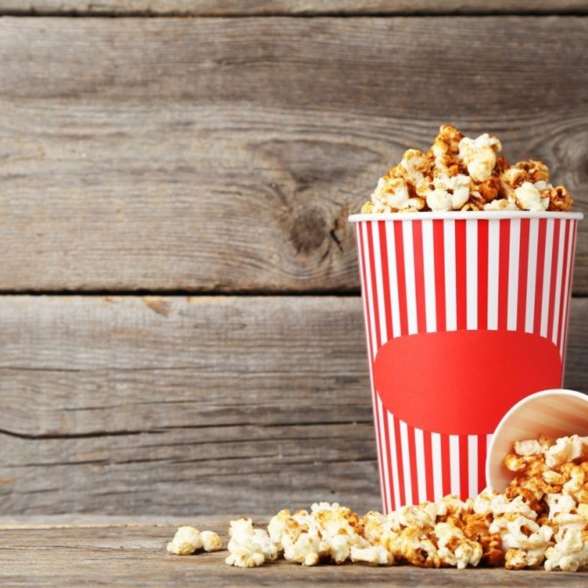 Tasse de thé noir caramel au beurre pour une soirée cinéma cocooning