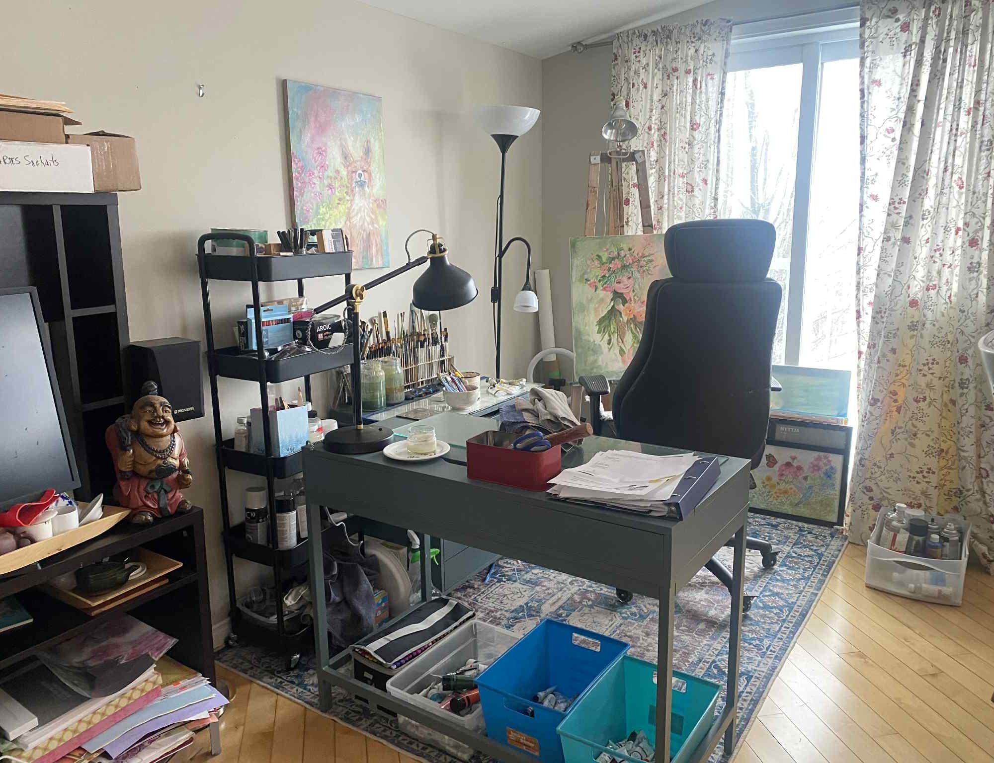 Atelier de peinture de Lise Lavoie à Shefford Québec avec toiles pinceaux et chevalet