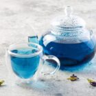 Infusion bleue du thé blanc Bleu Céleste dans une théière