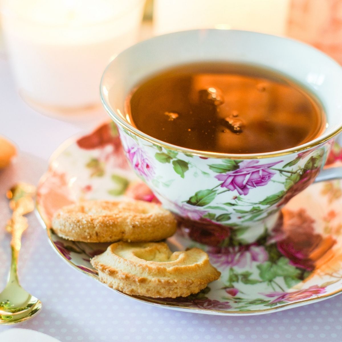 Tasse de porcelaine à fleurs roses avec thé noir English Breakfast et petits biscuits