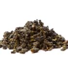 Feuilles de thé oolong Ti Kuan Yin Special roulées à la main sur fond blanc